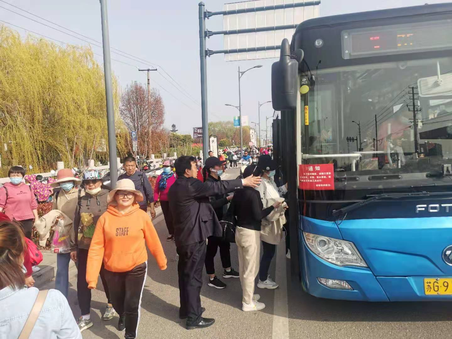 公交事業(yè)一部加強(qiáng)“桃花澗”風(fēng)景區(qū)現(xiàn)場(chǎng)管理保障乘客安全出行